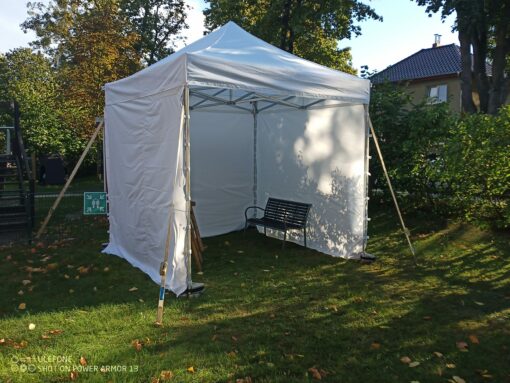 weißer Faltpavillon 3x3 Meter mit Standard-Seitenwänden auf grüner Fläche.