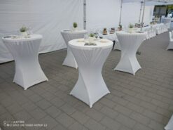 Stehtische mit weißen Hussen auf einer Eröffnungsveranstaltung in Hennigsdorf
